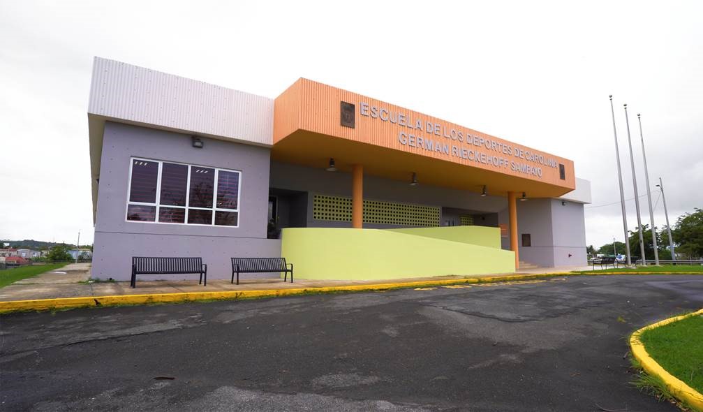 Germán Rieckehoff Sampayo Sports School - Grey, green and orange building