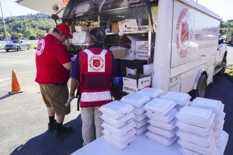 Caption: Elizabethton, Tenn. (Oct. 11, 2024) - Salvation Army has joined the River's Edge Fellowship to provide meals for the evening to local survivors affected by Hurricane Helene.